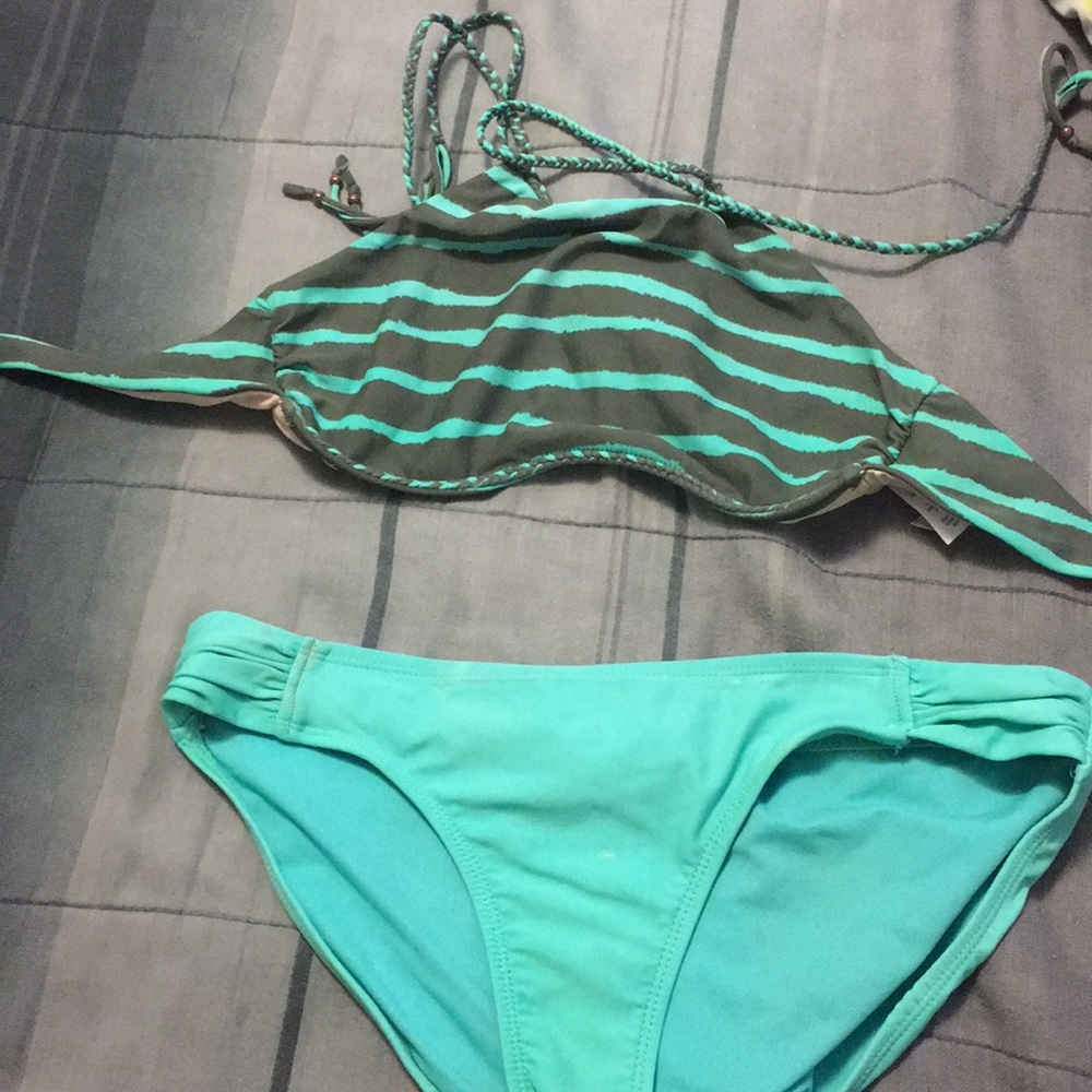 Super cute green and grey swimsuit outfit.